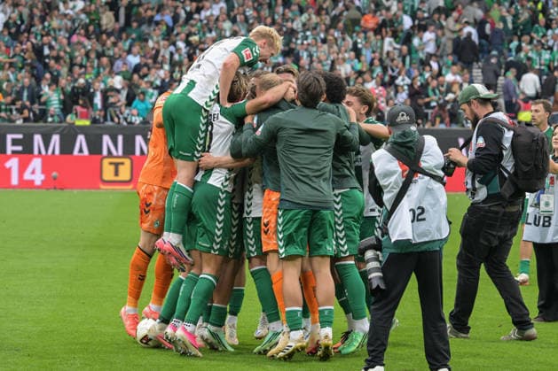 Alle feiern Mitchel Weiser (SV Werder Bremen 8) nach seinem 3:2, SV Werder Bremen - FC Augsburg, Fussball, Bundesliga, DFL, 19.9.2026 DFB regulations prohibit any use of photographs as image sequences and or quasi-video Bremen Bremen Deutschland