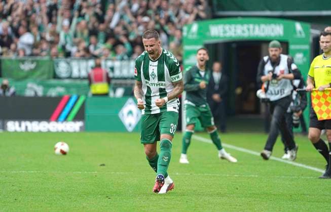 Foto : Jubel nach dem Schlußpfiff bei den Spielern von Werder , hier Marco Friedl (Werder) Fussball 1. Bundesliga , 30. Spieltag am Sa. 19.09.2026 Werder Bremen - FC Augsburg 3 - 2