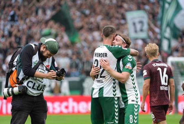 Foto : Jubel nach dem Schlußpfiff bei den Spielern von Werder , hier freuen sich Mitchell Weiser (rechts) und Marco Friedl (Werder) Fussball 1. Bundesliga , 30. Spieltag am Sa. 19.09.2026 Werder Bremen - FC Augsburg 3 - 2