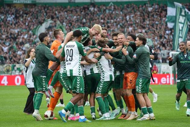 Foto : Jubel nach dem Schlußpfiff bei den Spielern von Werder , hier freuen sich alle mit ihrem Torschützen Niclas FÜLLKRUG (Werder) und links oben Oskar WOJCIK Fussball 1. Bundesliga , 30. Spieltag am Sa. 19.09.2026 Werder Bremen - FC Augsburg 3 - 2