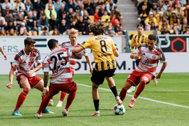 Deutschland: Fussball 3. Liga 2026 - 2027, 7. Spieltag - Alemannia Aachen vs Fortuna Düsseldorf - Tivoli (Aachen): Louis Köster Louis Koster (Alemannia Aachen, 8) mit Fuß auf Ball im Strafraum, Zweikampf, Kampf um Ball, Duell, Angriff, Tackle gegen Matthias Zimmermann (Fortuna Düsseldorf, 25) Copyright: xThiemoxRudolphx