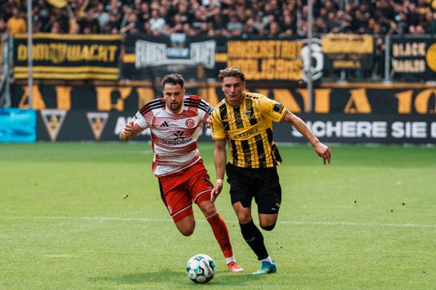Deutschland: Fussball 3. Liga 2026 - 2027, 7. Spieltag - Alemannia Aachen vs Fortuna Düsseldorf - Tivoli (Aachen): Laufduell Yassine Bouchama (Fortuna Düsseldorf, 5), Matti Wagner (Alemannia Aachen, 3), Kampf um Ball Copyright: xThiemoxRudolphx