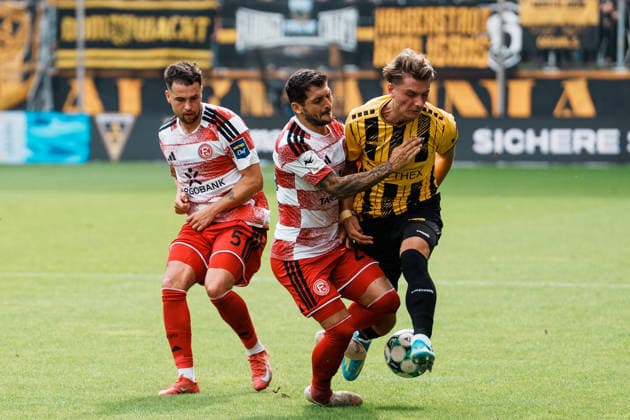 Deutschland: Fussball 3. Liga 2026 - 2027, 7. Spieltag - Alemannia Aachen vs Fortuna Düsseldorf - Tivoli (Aachen): Zweikampf, Kampf um Ball, Duell, Angriff, Tackle Matthias Zimmermann (Fortuna Düsseldorf, 25) gegen Matti Wagner (Alemannia Aachen, 3), Trikot halten, intensiv Copyright: xThiemoxRudolphx