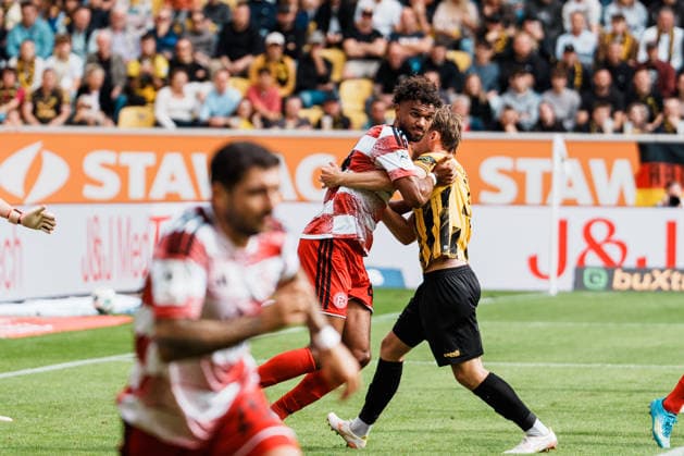 Deutschland: Fussball 3. Liga 2026 - 2027, 7. Spieltag - Alemannia Aachen vs Fortuna Düsseldorf - Tivoli (Aachen): Zweikampf, Kampf um Ball, Duell, Angriff, Tackle Elias Egouli (Fortuna Düsseldorf, 44) im Strafraum gegen Mika Schroers (Alemannia Aachen, 27) Copyright: xThiemoxRudolphx