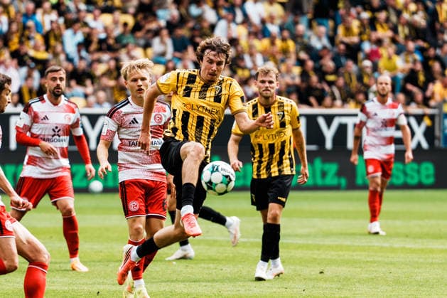 Deutschland: Fussball 3. Liga 2026 - 2027, 7. Spieltag - Alemannia Aachen vs Fortuna Düsseldorf - Tivoli (Aachen): Louis Köster Louis Koster (Alemannia Aachen, 8) Ball, Ballannahme, Dribbling, Stürmer vor Andreas Müller Andreas Muller (Fortuna Düsseldorf, 6) Copyright: xThiemoxRudolphx