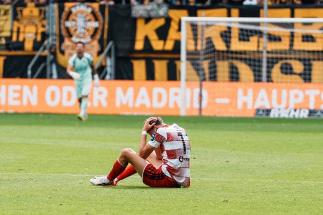 Deutschland: Fussball 3. Liga 2026 - 2027, 7. Spieltag - Alemannia Aachen vs Fortuna Düsseldorf - Tivoli (Aachen): Lukas Eixler (Fortuna Düsseldorf, 11) am Boden nach Zweikampf, Kopf, Frust Copyright: xThiemoxRudolphx