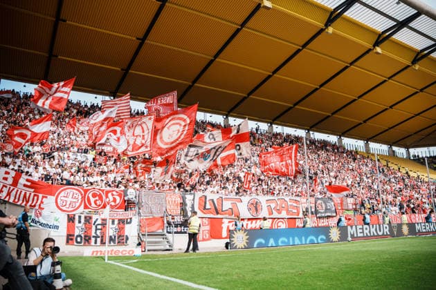 Deutschland: Fussball 3. Liga 2026 - 2027, 7. Spieltag - Alemannia Aachen vs Fortuna Düsseldorf - Tivoli (Aachen): Gästekurve, Auswärts, Fahnen, ausverkauft, Derby, Ultras Fortuna Copyright: xThiemoxRudolphx