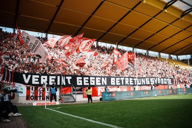 Deutschland: Fussball 3. Liga 2026 - 2027, 7. Spieltag - Alemannia Aachen vs Fortuna Düsseldorf - Tivoli (Aachen): Fans von Düsseldorf, vereint gegen Betretungsverbote, Spruchband, Gästeblock, Stadionverbote Copyright: xThiemoxRudolphx