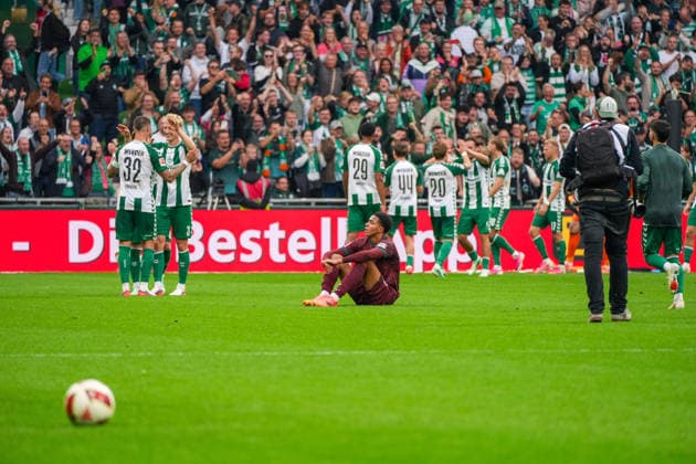 Noahkai Banks (FC Augsburg, 40) sitzt nach Abpfiff enttäuscht, frustriert am Boden während Werder Bremen im Hintergrund jubelt, Deutschland: Fussball, Bundesliga, Saison 2026 27, 4. Spieltag, 19.09.2026, Werder Bremen vs FC Augsburg, Weserstadion (Bremen) Copyright: xLeonxFrickx