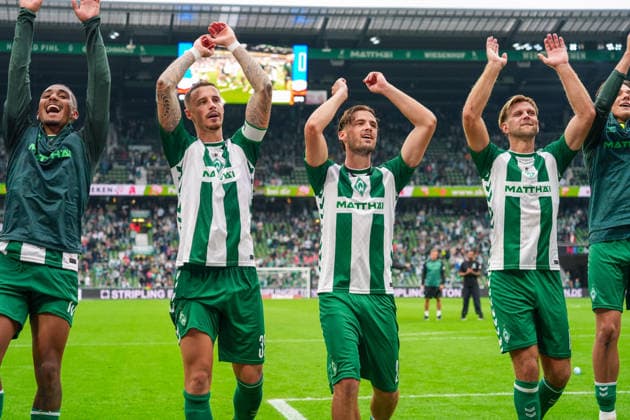 Werder Bremen jubelt nach Abpfiff vor den eigenen Fans, Freude, Emotionen, Deutschland: Fussball, Bundesliga, Saison 2026 27, 4. Spieltag, 19.09.2026, Werder Bremen vs FC Augsburg, Weserstadion (Bremen) Copyright: xLeonxFrickx