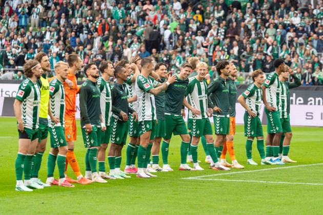 Deutschland: Fussball 1. Bundesliga, 4. Spieltag 2026 2027, Werder Bremen - FC Augsburg am 19.09.2026 in Bremen (Weserstadion): Die Mannschaft von Werder Bremen feiert den 3:2 Sieg gemeinsam mit den Fans. Copyright: xSvenxHeidmannx