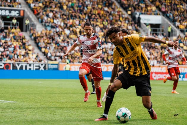 Deutschland: Fussball 3. Liga 2026 - 2027, 7. Spieltag - Alemannia Aachen vs Fortuna Düsseldorf - Tivoli (Aachen): Joel da Silva Kiala (Alemannia Aachen, 37), Dribbling, Ballbesitz, am Ball, Spielaufbau, Übersicht gegen Yassine Bouchama (Fortuna Düsseldorf, 5) Copyright: xThiemoxRudolphx