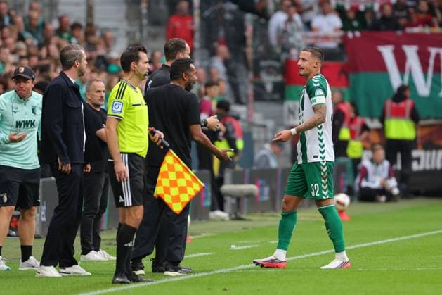 19.09.26, GER, Fussball, 1.FBL Männer, 4. Spieltag, Saison2026 2027, SV Werder Bremen vs. FC Augsburg Coachingzone Seitenlinie Trainerbereich Technische Zone. Trainer Daniel Thioune (SV Werder Bremen) Peter Niemeyer (Leiter Profifussball SV Werder Bremen) 4. Offizieller Richard Hempel diskutiert mit Marco Friedl (SV Werder Bremen 32) der vom Platz musste wegen eines Verdachts auf Kopfstoss Bremen Weserstadion Bremen Germany Copyright: xnordphotoxGmbHx xTauchnitzx