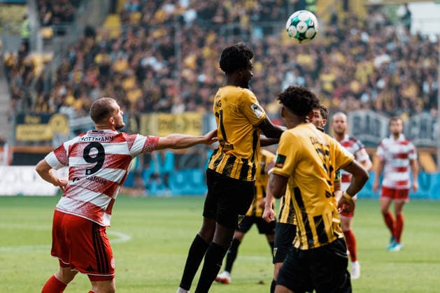 Deutschland: Fussball 3. Liga 2026 - 2027, 7. Spieltag - Alemannia Aachen vs Fortuna Düsseldorf - Tivoli (Aachen): Schubsen, Zweikampf, Kampf um Ball, Duell, Angriff, Tackle, Kopfball Eric Hottmann (Fortuna Düsseldorf, 9) gegen Gideon Jung (Alemannia Aachen, 21) Copyright: xThiemoxRudolphx
