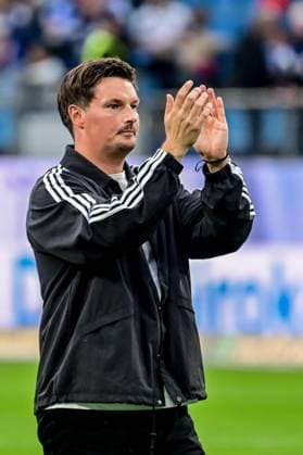 Schlussjubel Trainer Merlin Polzin ( HSV ) vor der Nordkurve Deutschland , Hamburg , Volksparkstadion , Fussball , 1 . Bundesliga , Hamburger SV - 1 FC Köln