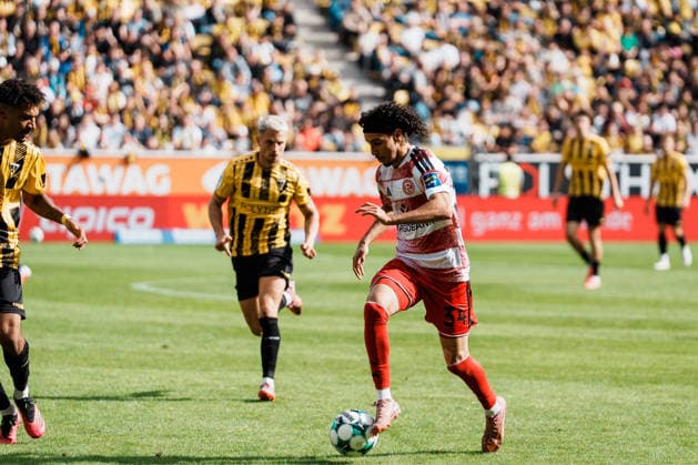 Deutschland: Fussball 3. Liga 2026 - 2027, 7. Spieltag - Alemannia Aachen vs Fortuna Düsseldorf - Tivoli (Aachen): Anas Slimani (Fortuna Düsseldorf, 34) Dribbling, Ballbesitz, am Ball, Spielaufbau, Übersicht gegen Joel da Silva Kiala (Alemannia Aachen, 37) Copyright: xThiemoxRudolphx
