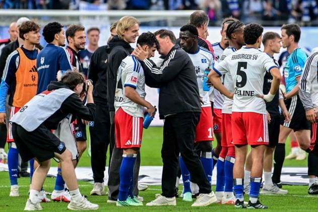 Schlussjubel Trainer Merlin Polzin umarmt Capaldo Nicolás ( HSV ) Deutschland , Hamburg , Volksparkstadion , Fussball , 1 . Bundesliga , Hamburger SV - 1 FC Köln