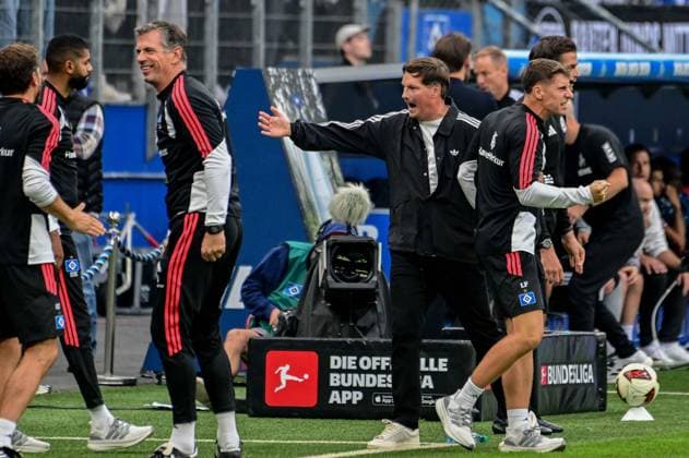 Schlussjubel Richard Krohn Co - Trainer Trainer Merlin Polzin Loic Fave Co - Trainer ( HSV ) ( Köln ) Deutschland , Hamburg , Volksparkstadion , Fussball , 1 . Bundesliga , Hamburger SV - 1 FC Köln