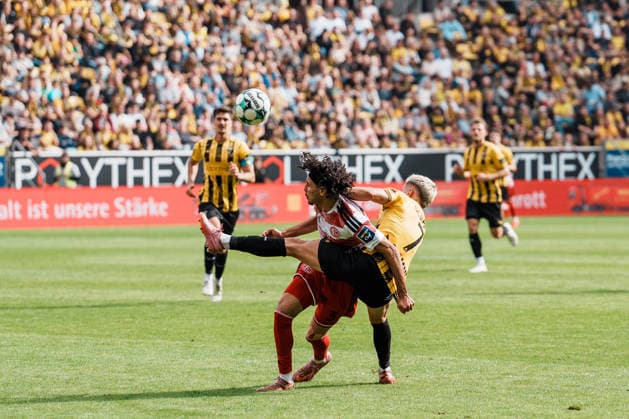 Deutschland: Fussball 3. Liga 2026 - 2027, 7. Spieltag - Alemannia Aachen vs Fortuna Düsseldorf - Tivoli (Aachen): Zweikampf, Kampf um Ball, Duell, Angriff, Tackle Anas Slimani (Fortuna Düsseldorf, 34) gegen Lukas Scepanik (Alemannia Aachen, 7) Copyright: xThiemoxRudolphx