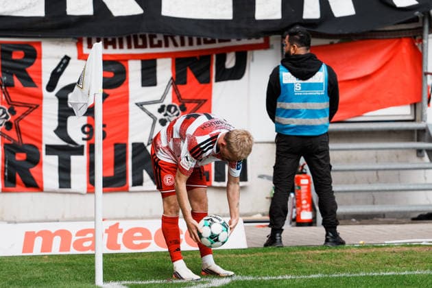 Deutschland: Fussball 3. Liga 2026 - 2027, 7. Spieltag - Alemannia Aachen vs Fortuna Düsseldorf - Tivoli (Aachen): Jomaine Consbruch (Fortuna Düsseldorf, 14) Eckball, legt Ball zurecht, Fokus vor eigenen Fans Copyright: xThiemoxRudolphx