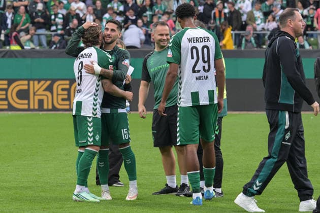 Ludovit Reis (SV Werder Bremen 15) bei Mitchel Weiser (SV Werder Bremen 8), SV Werder Bremen - FC Augsburg, Fussball, Bundesliga, DFL, 19.9.2026 DFB regulations prohibit any use of photographs as image sequences and or quasi-video Bremen Bremen Deutschland