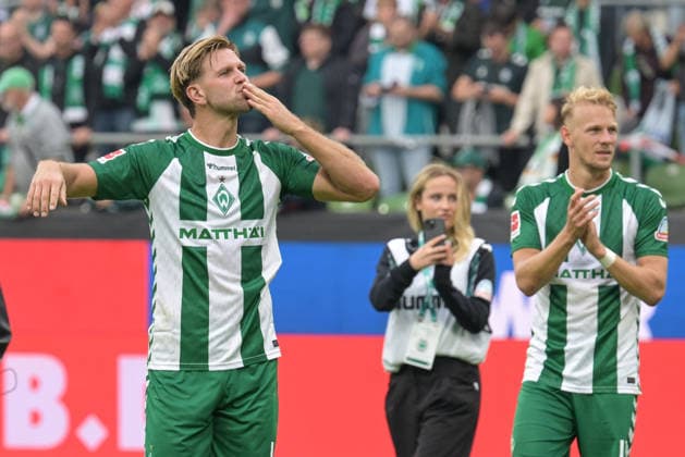 Kuesschen für die Fans von Niklas Fuellkrug (SV Werder Bremen 10), SV Werder Bremen - FC Augsburg, Fussball, Bundesliga, DFL, 19.9.2026 DFB regulations prohibit any use of photographs as image sequences and or quasi-video Bremen Bremen Deutschland