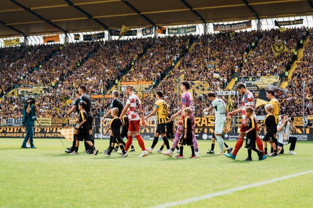 Deutschland: Fussball 3. Liga 2026 - 2027, 7. Spieltag - Alemannia Aachen vs Fortuna Düsseldorf - Tivoli (Aachen): Einlauf der Teams vor Werner Fuchs Tribüne, ausverkauft Copyright: xThiemoxRudolphx