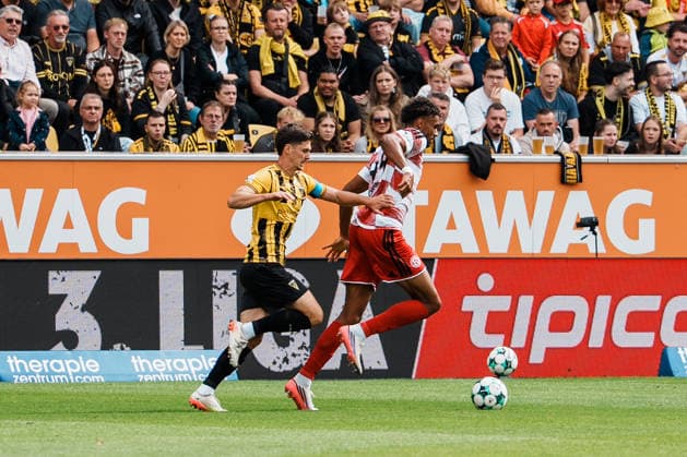 Deutschland: Fussball 3. Liga 2026 - 2027, 7. Spieltag - Alemannia Aachen vs Fortuna Düsseldorf - Tivoli (Aachen): Zweikampf, Kampf um Ball, Duell, Angriff, Tackle Danilo Wiebe (Alemannia Aachen, 28) gegen Elias Egouli (Fortuna Düsseldorf, 44), halten, Trikot Copyright: xThiemoxRudolphx