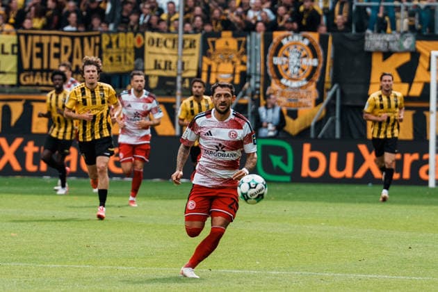 Deutschland: Fussball 3. Liga 2026 - 2027, 7. Spieltag - Alemannia Aachen vs Fortuna Düsseldorf - Tivoli (Aachen): Matthias Zimmermann (Fortuna Düsseldorf, 25) Sprint zum Ball, Ballbesitz, Laufduell Copyright: xThiemoxRudolphx
