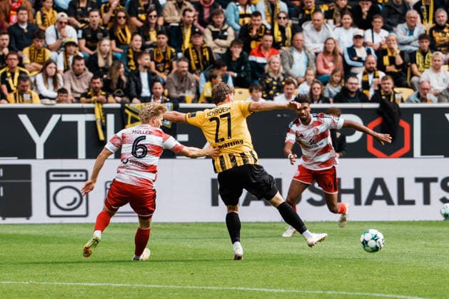 Deutschland: Fussball 3. Liga 2026 - 2027, 7. Spieltag - Alemannia Aachen vs Fortuna Düsseldorf - Tivoli (Aachen): Mika Schroers (Alemannia Aachen, 27) Ballgewinn, Dressing gegen Andreas Müller Andreas Muller (Fortuna Düsseldorf, 6) Copyright: xThiemoxRudolphx