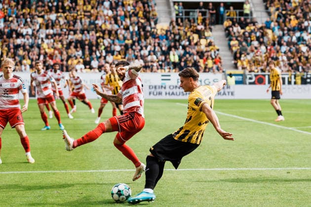 Deutschland: Fussball 3. Liga 2026 - 2027, 7. Spieltag - Alemannia Aachen vs Fortuna Düsseldorf - Tivoli (Aachen): Flanke zum Tor von Matti Wagner (Alemannia Aachen, 3), Vorlage, Scorer, Matthias Zimmermann (Fortuna Düsseldorf, 25) Copyright: xThiemoxRudolphx