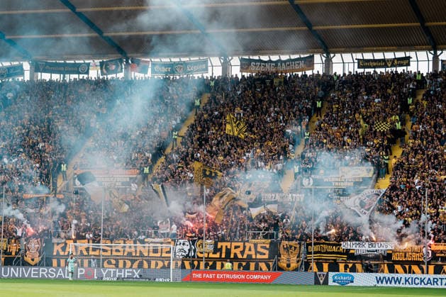 Deutschland: Fussball 3. Liga 2026 - 2027, 7. Spieltag - Alemannia Aachen vs Fortuna Düsseldorf - Tivoli (Aachen): Pyro auf Werner Fuchs Tribüne nach Jubel, Tor, Führung, Treffer, Freude, feiern, Emotionen Copyright: xThiemoxRudolphx