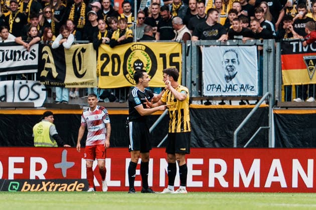 Deutschland: Fussball 3. Liga 2026 - 2027, 7. Spieltag - Alemannia Aachen vs Fortuna Düsseldorf - Tivoli (Aachen): Schiedsrichter Konrad Oldhafer (Poppenbüttel) Diskussion mit Danilo Wiebe (Alemannia Aachen, 28), Beschwerde Copyright: xThiemoxRudolphx