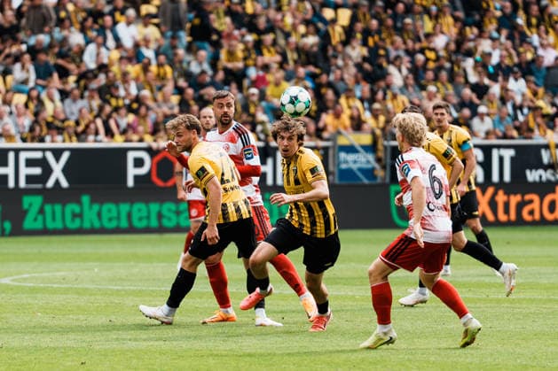 Deutschland: Fussball 3. Liga 2026 - 2027, 7. Spieltag - Alemannia Aachen vs Fortuna Düsseldorf - Tivoli (Aachen): Louis Köster Louis Koster (Alemannia Aachen, 8) mit Blick auf Ball, Laufduell gegen Andreas Müller Andreas Muller (Fortuna Düsseldorf, 6) Copyright: xThiemoxRudolphx
