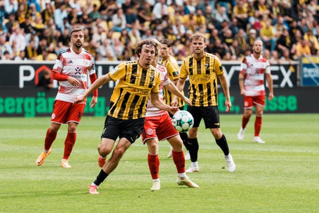 Deutschland: Fussball 3. Liga 2026 - 2027, 7. Spieltag - Alemannia Aachen vs Fortuna Düsseldorf - Tivoli (Aachen): Louis Köster Louis Koster (Alemannia Aachen, 8) mit Blick auf Ball, Laufduell gegen Andreas Müller Andreas Muller (Fortuna Düsseldorf, 6) Copyright: xThiemoxRudolphx