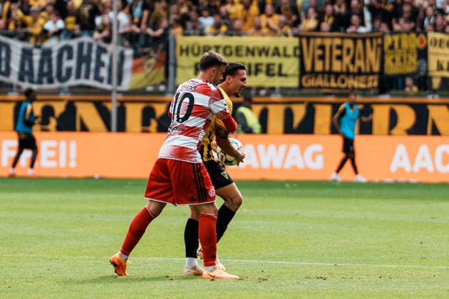 Deutschland: Fussball 3. Liga 2026 - 2027, 7. Spieltag - Alemannia Aachen vs Fortuna Düsseldorf - Tivoli (Aachen): Rangelei Petros Bagkalianis (Alemannia Aachen, 2) ung Philipp Förster Philipp Forster (Fortuna Düsseldorf, 10) um Ball, Emotionen Copyright: xThiemoxRudolphx