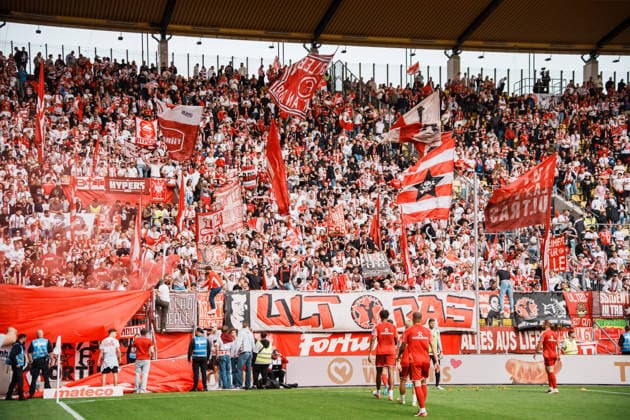 Deutschland: Fussball 3. Liga 2026 - 2027, 7. Spieltag - Alemannia Aachen vs Fortuna Düsseldorf - Tivoli (Aachen): Gästefans, Mannschaft vor ausverkauftem Block, Auswärts, Support Copyright: xThiemoxRudolphx