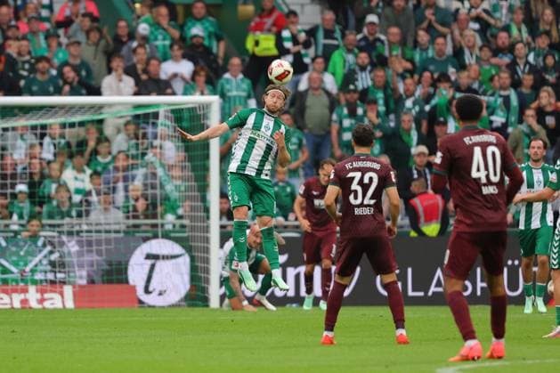 19.09.26, GER, Fussball, 1.FBL Männer, 4. Spieltag, Saison2026 2027, SV Werder Bremen vs. FC Augsburg Kopfball Mitchell Weiser (SV Werder Bremen 08) vorne Fabian Rieder (FC Augsburg 32) und Noahkai Banks (FC Augsburg 40) Bremen Weserstadion Bremen Germany Copyright: xnordphotoxGmbHx xTauchnitzx