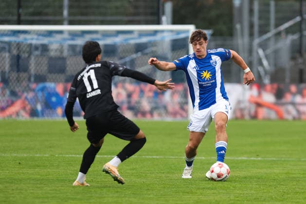 19.09.2026, Fussball, Herren, Regionalliga Nord, 10. Spieltag, BSV Kickers Emden - FSV Schöningen Ole Kühling (blau 34 BSV Kickers Emden) im Zweikampf mit Ayhan Cankor (11 FSV Schöningen)