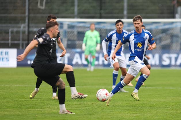 19.09.2026, Fussball, Herren, Regionalliga Nord, 10. Spieltag, BSV Kickers Emden - FSV Schöningen Nick Stepantsev (blau 39 BSV Kickers Emden) im Zweikampf mit Luca Marino (6 FSV Schöningen)