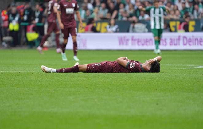Foto : Verlierer am Boden , Rodrigo RIBEIRO (Augsburg) Fussball 1. Bundesliga , 30. Spieltag am Sa. 19.09.2026 Werder Bremen - FC Augsburg 3 - 2