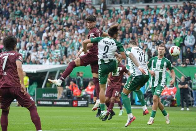 Foto : Rodrigo RIBEIRO (Augsburg) gegen Olivier DEMAN (2) und rechts ... Marco Friedl (Werder) Fussball 1. Bundesliga , 30. Spieltag am Sa. 19.09.2026 Werder Bremen - FC Augsburg 3 - 2