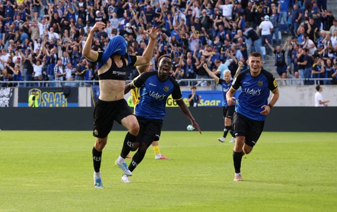 19.09.2026, Fussball, Herren, 3. Liga, Saison 2026 2027, 1. FC Saarbrücken - SG Sonnenhof Großaspach, Siemen Voet (1. FC Saarbruecken) bejubelt sein Siegtor zum 2:1 Saarbrücken Ludwigsparkstadion Saarland Deutschland Copyright: xFabianxKleerx