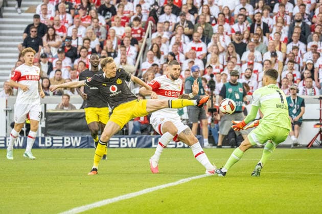 19.09.2026, xdaymx, Fussball 1.Bundesliga, VfB Stuttgart - Borussia Dortmund v.l. Maximilian Beier (Borussia Dortmund) mit dem Torschuss , setzt sich gegen Jeff Chabot (VfB Stuttgart), Fabian Bredlow (VfB Stuttgart) kann jedoch den Ball halten (DFL DFB REGULATIONS PROHIBIT ANY USE OF PHOTOGRAPHS as IMAGE SEQUENCES and or QUASI-VIDEO) Stuttgart