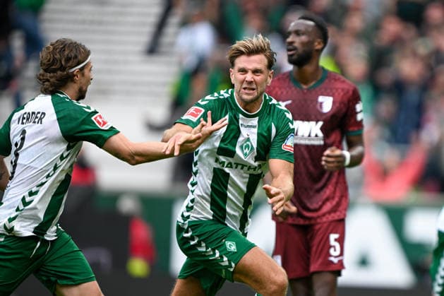 1. Bundesliga: SV Werder Bremen - FC Augsburg am 19.09.2026 im Weserstadion in Bremen Jubel, Torjubel, Torschuetze, Torschütze Niclas Füllkrug Fuellkrug (Bremen) jubelt nach seinem Tor zum 2:2 mit Mitchell Weiser (Bremen)