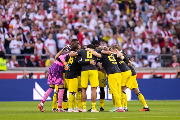19.09.2026, Fussball, 4. Spieltag der 1. Fussball Bundesliga, VfB Stuttgart - Borussia Dortmund. Die Spieler des BVB stehen zusammen. Stuttgart MHP Arena Baden-Württemberg Deutschland xRHR-FOTO DEx Copyright: DennisxEwert RHR-FOTOx RHR-FOTO DE