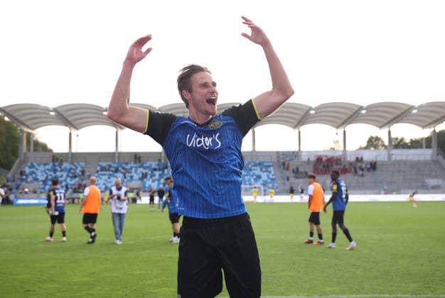 19.09.2026, Fussball, Herren, 3. Liga, Saison 2026 2027, 1. FC Saarbrücken - SG Sonnenhof Großaspach, Siemen Voet (1. FC Saarbruecken) jubelt vor der Fankurve Saarbrücken Ludwigsparkstadion Saarland Deutschland Copyright: xFabianxKleerx