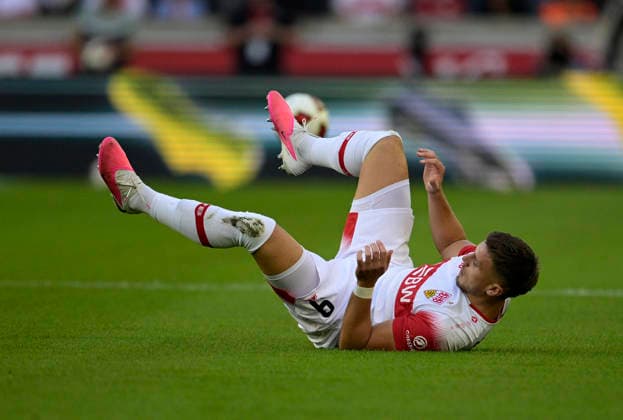 19.09.2026, Fussball 1. Bundesliga 2026 2027, 4.Spieltag, VfB Stuttgart - Borussia Dortmund, in der MHP-Arena Stuttgart, Ermedin Demirovic (Stuttgart) am Boden.