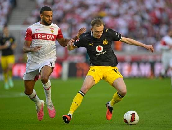 19.09.2026, Fussball 1. Bundesliga 2026 2027, 4.Spieltag, VfB Stuttgart - Borussia Dortmund, in der MHP-Arena Stuttgart, v.l. Josha Vagnoman (Stuttgart) gegen Maximilian Beier (Borussia Dortmund)