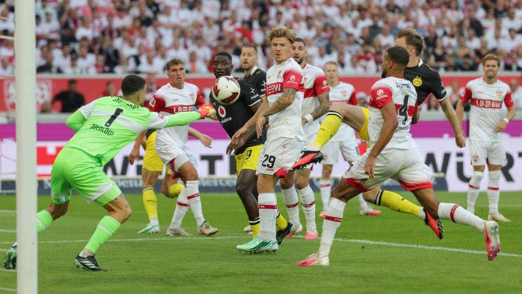 19.09.2026, Deutschland, Stuttgart, Fußball Bundesliga, VfB Stuttgart vs. Borussia Dortmund, Fabian Bredlow (VfB) Serhou Guirassy (Dortmund) Finn Jeltsch (VfB)